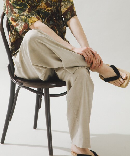URBAN RESEARCH(アーバンリサーチ)の「『別注』YLEVE×URBAN RESEARCH S120'S WOOL 3TACK PANTS(その他パンツ・メンズ・BLACK/BEIGE・3/4)」の14枚目の写真