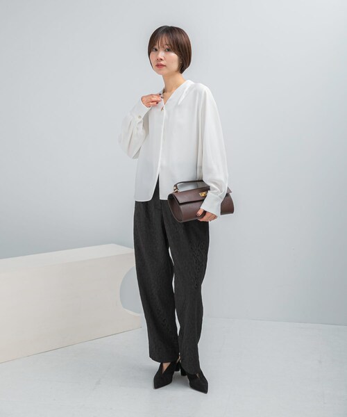 URBAN RESEARCH ROSSO（アーバンリサーチロッソ）の「Vネックボタンデザインブラウス（シャツ/ブラウス・レディース・WHITE/BLACK・FREE）」の6枚目の写真