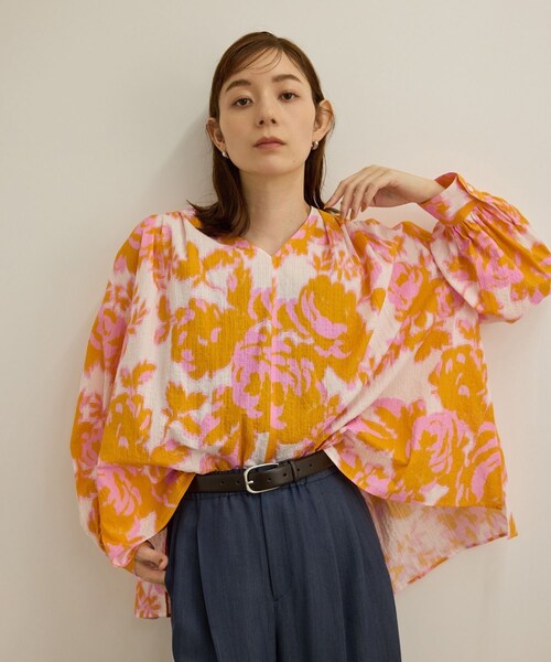ROPE'（ロペ）の「【DEVEAUX（デヴォー）】別注ボカシフラワーボリュームスリーブブラウス/洗える（シャツ/ブラウス・レディース・ブラウン系/オレンジ系・F）」の2枚目の写真