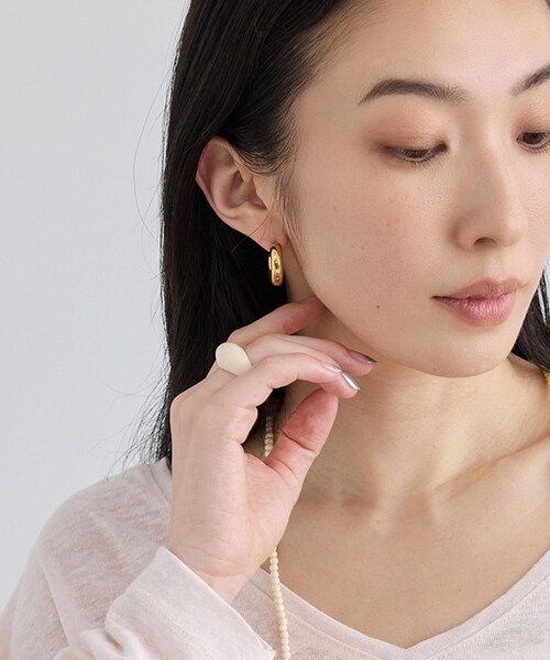 ADAM ET ROPE'(アダムエロペ)の「【J'aDoRe・一部店舗限定】【Sapir Bachar(サピア バハール)】CORAL RING(リング・レディース・オフホワイト・F)」の4枚目の写真