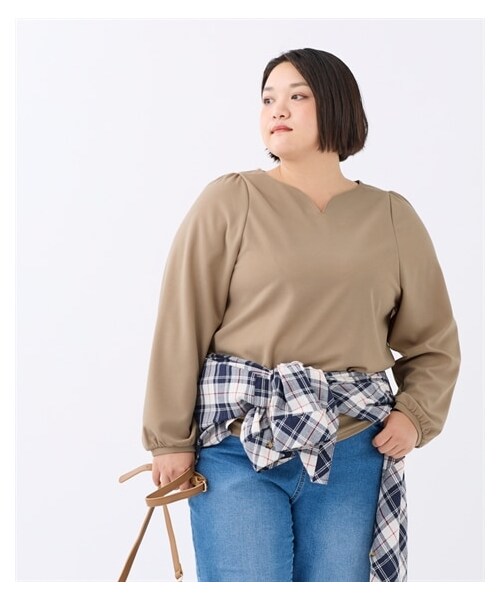 nissen（ニッセン）の「＜大きいサイズ＞きゃしゃ見えハートネックカットソートップス（Tシャツ/カットソー・レディース・オフホワイト/黒/グレージュ/ミントブルー・L/LL/3L/4L/5L/6L/8L/10L）」の6枚目の写真