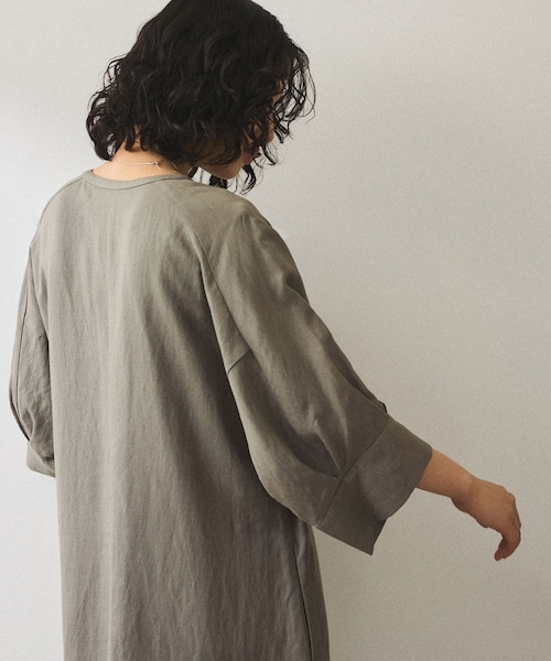 ADAM ET ROPE'(アダムエロペ)の「【WEB限定】・【新色追加】リネンボリュームスリーブワンピース(ワンピース・レディース・ブラック/ライトグレー/ベージュ系/ブルー・F)」の16枚目の写真
