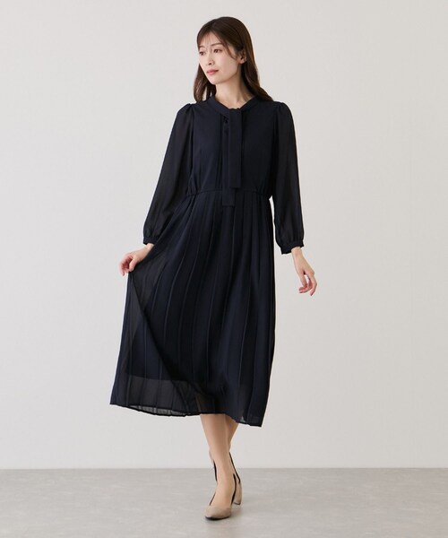 Jayro（ジャイロ）の「ボウタイプリーツワンピース（ワンピース・レディース・ブラック系/ライトグレー/ネイビー・M）」の10枚目の写真
