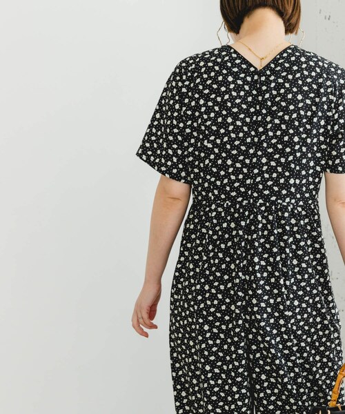 URBAN RESEARCH ROSSO（アーバンリサーチロッソ）の「F by ROSSO　フラワープリントオールインワン（サロペット/オーバーオール・レディース・BLACK/NAVY・36/38）」の9枚目の写真