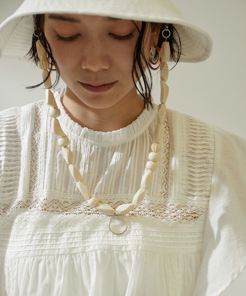 ADAM ET ROPE'（アダムエロペ）の「【La Maison de Lyllis（メゾンドリリス）】HATKEEPER（ネックレス・レディース・ホワイト系/ブラウン系/キャメル・F）」の9枚目の写真