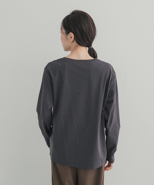 URBAN RESEARCH DOORS（アーバンリサーチドアーズ）の「フロッキーロゴプリントロングTシャツ 26AW（Tシャツ/カットソー・レディース・OFF/CHARCOAL・Free）」の13枚目の写真