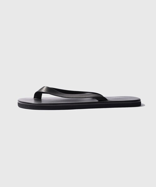 ADAM ET ROPE'(アダムエロペ)の「【AURALEE/オーラリー】SOFT LEATHER FLIP-FLOPS(サンダル・メンズ・ブラック/グリーン・25.0/26.0/27.0)」の1枚目の写真