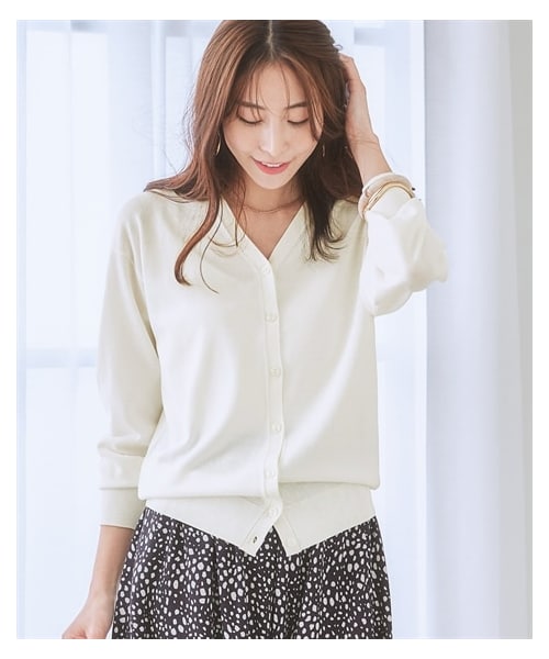 nissen（ニッセン）の「【ひんやり接触冷感】抜け感Ｖネックカーディガン（ＵＶカット・毛玉になりにくい・遮熱）<大きいサイズ有>（カーディガン/ボレロ・レディース・黒/オフホワイト/杢グレー/セージグリーン/ブルーグレー/ネイビー/ペールラベンダー/ダスティグリーン/ライム/ベージュ/グレージュ・S/M/L/LL/3L/4L/5L/6L）」の3枚目の写真