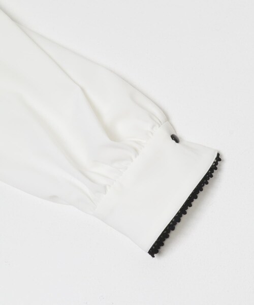 URBAN RESEARCH ROSSO（アーバンリサーチロッソ）の「『WEB/一部店舗限定』トリミングボウタイブラウス（シャツ/ブラウス・レディース・OFFWHITE/NAVY・Free）」の19枚目の写真