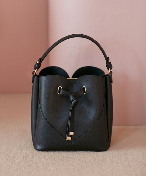 VIS（ビス）の「【累計3万点突破】【2WAY】ハートカットバッグ/追加（ショルダーバッグ・レディース・ブラック/キナリ/ピンク/ベージュ系/サックス/レッド/ピンク系/ブラウン系/ベージュ/ブルー系・F）」の2枚目の写真