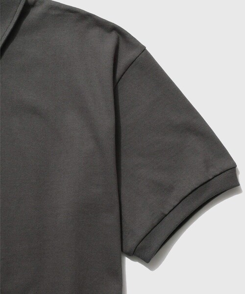 ADAM ET ROPE'(アダムエロペ)の「【REVERBERATE/リバーバレイト】HALF ZIP JERSEY SHORT SLEEVE(ポロシャツ・メンズ・ブラック/チャコール/ブルー系・2)」の7枚目の写真