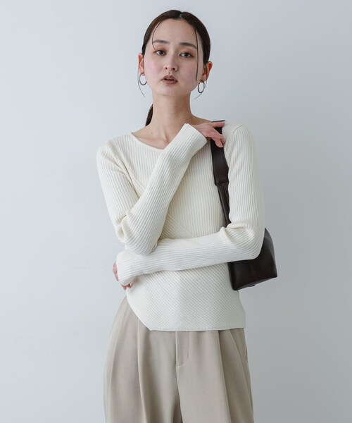 SENSE OF PLACE by URBAN RESEARCH(センスオブプレイスバイアーバンリサーチ)の「『洗濯可/防花粉』SKINProofアシメヘムボートネックセーター(ニット/セーター・レディース・CHARCOAL/IVORY/NAVY/PINK・One)」の6枚目の写真