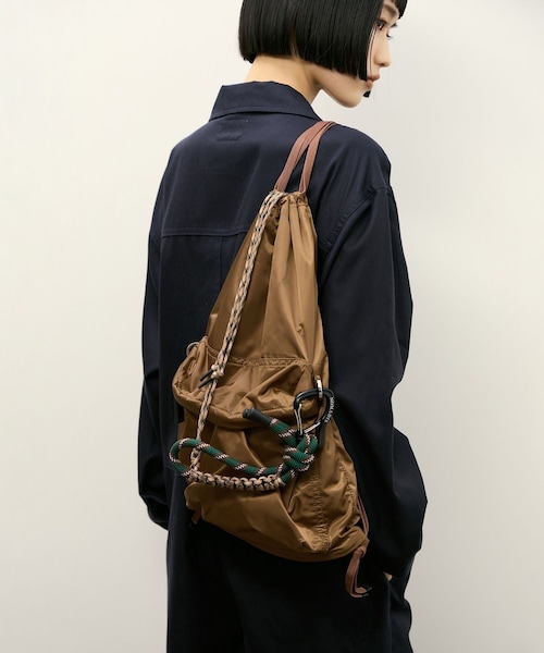 ADAM ET ROPE'(アダムエロペ)の「【NOMADIS for ADAM ET ROPE'】別注 ストラップ付 LATT(バックパック/リュック・レディース・ブラック/ブラウン・F)」の3枚目の写真