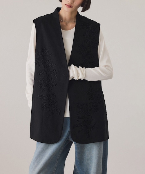 ADAM ET ROPE'（アダムエロペ）の「エンブロイダリージレ（ベスト・レディース・ブラック/キナリ・F）」の2枚目の写真