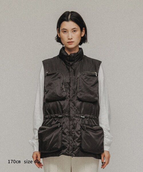 ADAM ET ROPE'（アダムエロペ）の「［OUTER］WSIZE PADDED VEST UNISEX（ダウンベスト・レディース・ブラック/シルバー・38/40）」の16枚目の写真