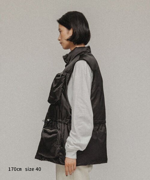 ADAM ET ROPE'（アダムエロペ）の「［OUTER］WSIZE PADDED VEST UNISEX（ダウンベスト・レディース・ブラック/シルバー・38/40）」の17枚目の写真