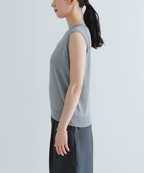 URBAN RESEARCH(アーバンリサーチ)の「UVカット加工ノースリーブニット(タンクトップ・レディース・BEIGE/BLACK/GRAY・FREE)」の21枚目の写真