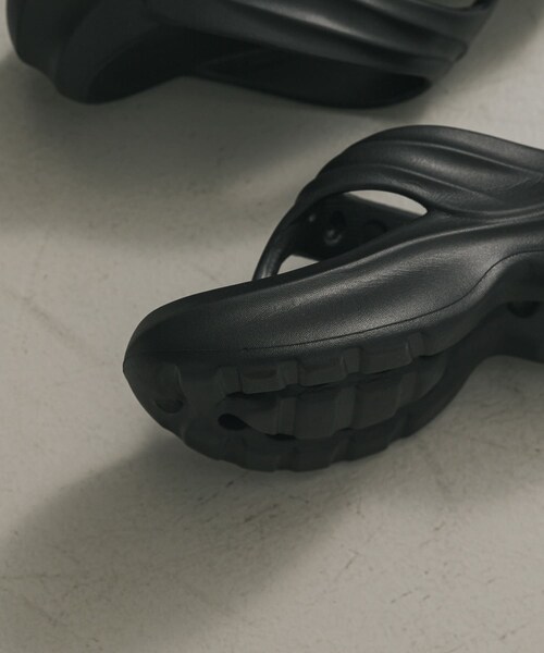 SENSE OF PLACE by URBAN RESEARCH（センスオブプレイスバイアーバンリサーチ）の「『WEB限定』トングクッションサンダル（サンダル・レディース・BLACK・23.5/24.5）」の3枚目の写真