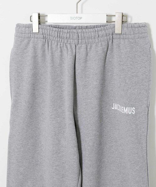 ADAM ET ROPE'(アダムエロペ)の「MENS【JACQUEMUS】LE JOGGING JACQUEMUS(その他パンツ・メンズ・グレー・M/S)」の5枚目の写真