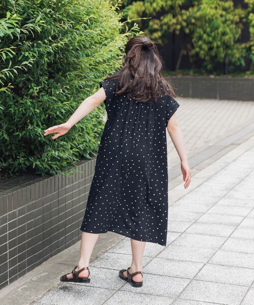 URBAN RESEARCH DOORS(アーバンリサーチドアーズ)の「『親子リンク』リネンリヨセルドットワンピース(KIDS)(ワンピース・キッズ・BLACK/NATURAL・105(100-110)/120(115-125)/135(130-140))」の9枚目の写真