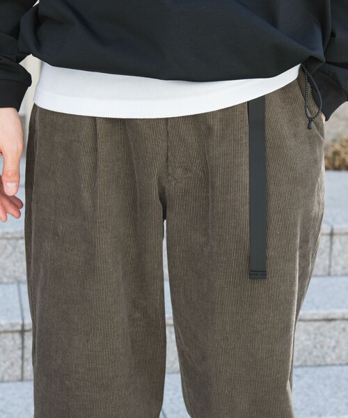 URBAN RESEARCH DOORS（アーバンリサーチドアーズ）の「ウェビングベルトコーデュロイトラウザー（その他パンツ・メンズ・CHARCOAL/MOCHA/TERRACOTTA・S/M/L）」の20枚目の写真