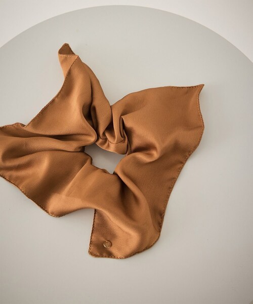 ROPE' PICNIC(ロペピクニック)の「チャーム付きサテンボリュームスクエアシュシュ(ヘアゴム・レディース・ブラック/キャメル系/ベージュ・F)」の18枚目の写真