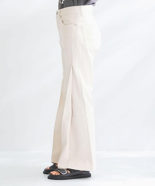 URBAN RESEARCH（アーバンリサーチ）の「KURO　BIG TUCK FLARE DENIM（デニムパンツ・レディース・NAVY/IVORY/BLUE・25/26/27）」の6枚目の写真