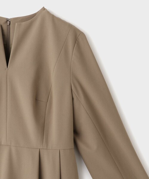 ROPE'（ロペ）の「【一部店舗限定】【REALM（レルム）】SLASH-NECK DRESS｜ドレス（ドレス・レディース・ブラウン系/ブラック・36/38）」の21枚目の写真