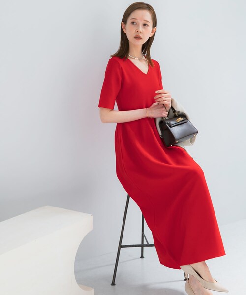 URBAN RESEARCH ROSSO（アーバンリサーチロッソ）の「『一部WEB限定カラー』フォルムニットVネックワンピース（ワンピース・レディース・BLACK/BROWN/RED・36/38）」の4枚目の写真