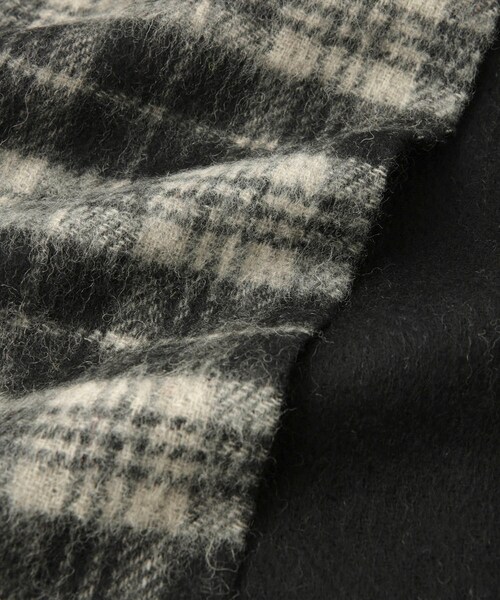 ADAM ET ROPE'（アダムエロペ）の「【J'aDoRe限定】REVERSIBLE MUFFLER CASHMEREMIX２（マフラー・レディース・ブラック/ライトグレー・F）」の9枚目の写真