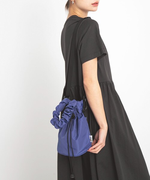 URBAN RESEARCH Sonny Label（アーバンリサーチサニーレーベル）の「DRIFTER　ギャザーハンドルポーチバッグ（その他雑貨・レディース・BLACK/BLUE・one）」の2枚目の写真