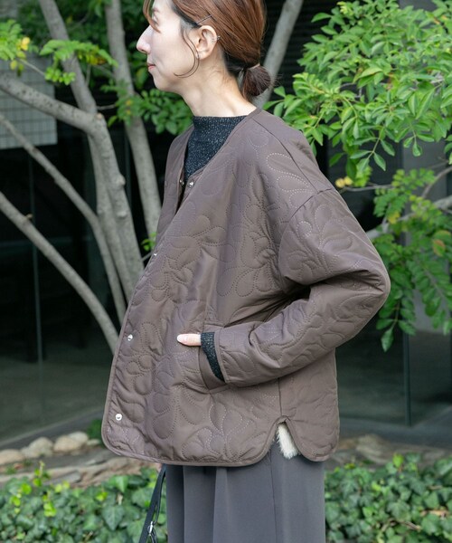 ITEMS URBANRESEARCH(アイテムズ アーバンリサーチ)の「ノーカラー中綿ブルゾン(ノーカラージャケット・レディース・BLK/BEG/BRN・FREE)」の16枚目の写真