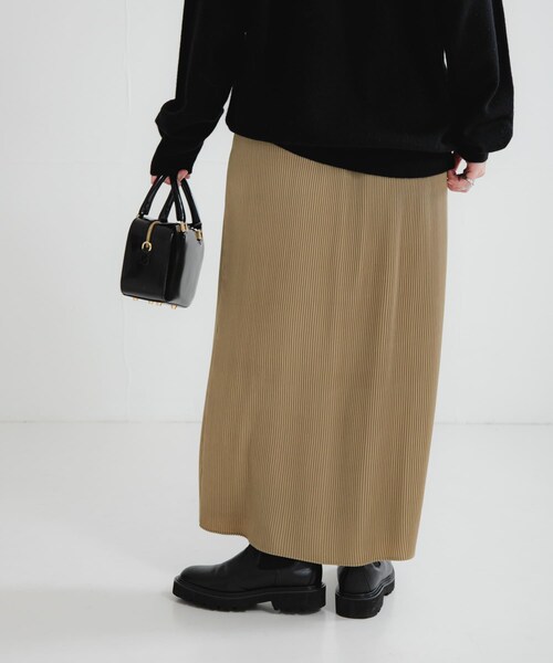 URBAN RESEARCH(アーバンリサーチ)の「サテンプリーツストレートラインスカート(スカート・レディース・BEIGE/KHAKI・FREE)」の4枚目の写真