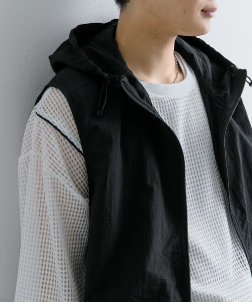 SENSE OF PLACE by URBAN RESEARCH（センスオブプレイスバイアーバンリサーチ）の「『セットアップ対応』ナイロンフーデッドトラックベスト（テーラードジャケット・メンズ・BLACK/L.BLUE・M/L）」の19枚目の写真