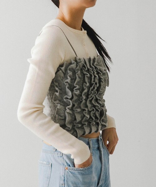 URBAN RESEARCH（アーバンリサーチ）の「KNIT SEW FRILL TOPS（キャミソール・レディース・GREY/WHITE・Free）」の6枚目の写真