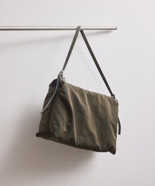 ADAM ET ROPE'（アダムエロペ）の「ダブルポケットパテッドショルダー（ショルダーバッグ・レディース・ブラック/カーキ・F）」の9枚目の写真
