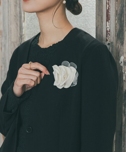 URBAN RESEARCH DOORS（アーバンリサーチドアーズ）の「ニュアンスフラワーコサージュ（ブローチ/コサージュ・レディース・IVORY/L.GRAY・One）」の4枚目の写真