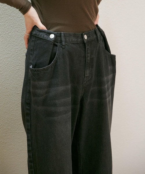 URBAN RESEARCH ROSSO（アーバンリサーチロッソ）の「YENN　TUCK BELT DESIGN PANTS（デニムパンツ・レディース・BLACK・36/38/40）」の4枚目の写真