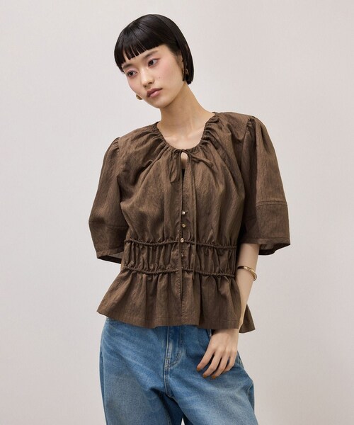 ADAM ET ROPE'(アダムエロペ)の「ウエストギャザーリボンブラウス(シャツ/ブラウス・レディース・ホワイト系/ブラウン系/サックス・F)」の2枚目の写真