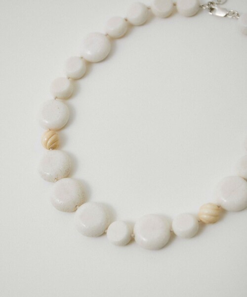 ADAM ET ROPE'(アダムエロペ)の「【Sapir Bachar(サピアバシャール)】CARVED CORAL NECKLACE(ネックレス・レディース・キナリ系・F)」の8枚目の写真