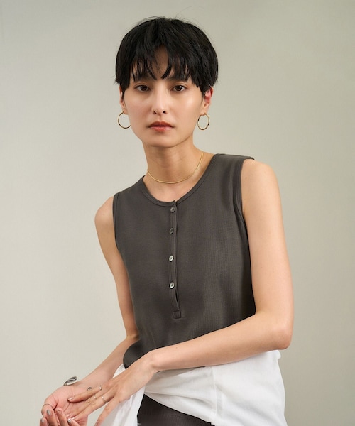 ADAM ET ROPE'（アダムエロペ）の「【WEB限定】プリマベールリブヘンリーネックノースリーブプルオーバー［UVケア・洗える］（タンクトップ・レディース・ブラック/チャコール/オフホワイト・F）」の15枚目の写真