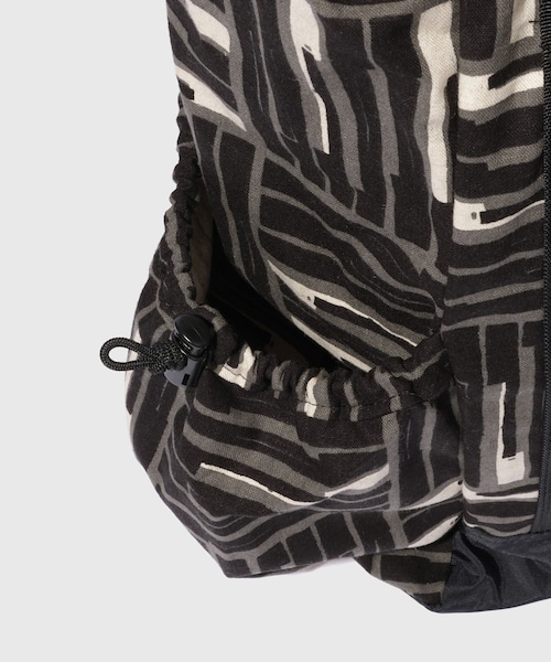 ADAM ET ROPE'（アダムエロペ）の「【ENGINEERED GARMENTS/エンジニアド ガーメンツ】UL 3 Way Bag - CL Tile Print Canvas（バックパック/リュック・メンズ・ブラック・F）」の12枚目の写真