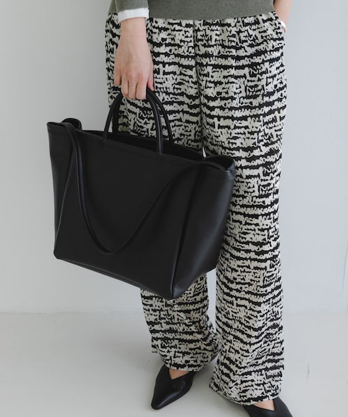 URBAN RESEARCH（アーバンリサーチ）の「MARROW　DOUBLE FACED HANDLE TOTE（トートバッグ・レディース・BLACK・one）」の2枚目の写真
