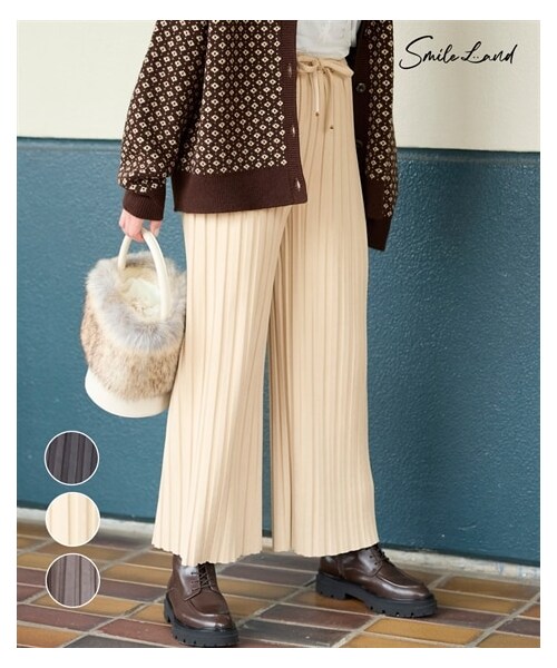 nissen（ニッセン）の「大きいサイズ フェイクスウェードプリーツパンツ（ゆったりヒップ）（パンツ・レディース・アイボリー/グレージュ/ダークグレー・L/LL/3L/4L/5L/6L/8L/10L）」の2枚目の写真