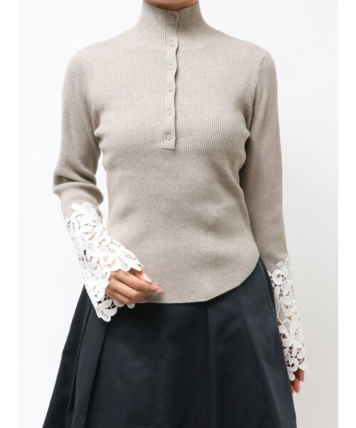 TONAL（トーナル）の「レーススリーブハイネック釦リブニット（ニット/セーター・レディース・オフホワイト/グレー/ピンク・M）」の4枚目の写真