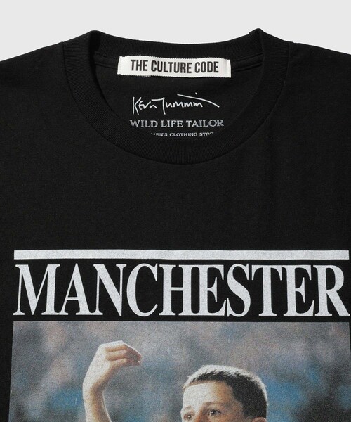 ADAM ET ROPE'(アダムエロペ)の「【THE CULTURE CODE × Kevin Cummins for WILD LIFE TAILOR】T-SHIRT MANCHESTER CITY - BOY(Tシャツ/カットソー・メンズ・ブラック/ホワイト・L/M/XL)」の22枚目の写真
