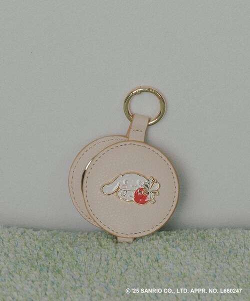 VIS（ビス）の「【シナモロール】VIS別注ミラーチャーム（キーホルダー・レディース・ベージュ系/サックス・F）」の2枚目の写真