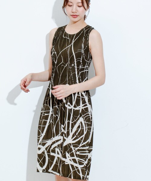 Jayro（ジャイロ）の「ペイント柄プリーツワンピース（ワンピース・レディース・ブラック/ブラック系/ホワイト/ベージュ/カーキ/ネイビー/ネイビー系・F）」の2枚目の写真