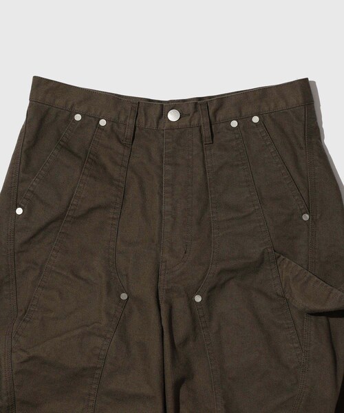 ADAM ET ROPE'(アダムエロペ)の「【NVRFRGT/ネヴァーフォーゲット】CURVED LEG DOUBLE KNEE WORK SHORT PANTS(その他パンツ・メンズ・チャコール/オリーブ・1/2)」の6枚目の写真