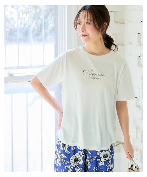 nissen（ニッセン）の「【吸汗速乾】裾ラウンドプリントＴシャツ＜大きいサイズ有＞（Tシャツ/カットソー・レディース・オフホワイト:フレンチロゴ/黒:フレンチロゴ/在庫限り_黒:ロゴ/在庫限り_アイスブルー:カレッジロゴ/在庫限り_オフホワイト:カレッジロゴ/在庫限り_ピンクベージュ:花ロゴ/在庫限り_グレージュ:草木/在庫限り_ライトカーキ:ブックネコ/在庫限り_杢グレー:胸ネコ/在庫限り_グレージュ:胸ネコ/オートミール:花/グレージュ:大人ロゴ/グレー:カレッジロゴ/黒:胸ネコ/ブルー:ブックネコ/ダスティピンク:オーシャン/ダスティミント:ペンギン/ライトグレー杢:ネコ/コーラルピンク:花/ネイビー:スマイル/アイスブルー:ハートロゴ・S/M/L/LL/3L/4L/5L/6L）」の22枚目の写真